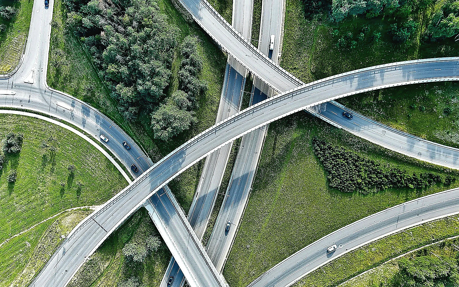녹지 사이로 여러 방향의 도로가 연결되는 입체교차로 항공 사진